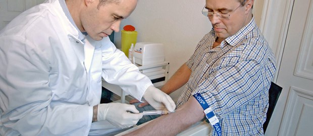 Schlechtes Zeichen, aber nicht für die Leber Blutabnahme: Wie steht es bei diesem Patienten um die Leberwerte, sind sie trotz Alkohol-Abstinenz erhöht?