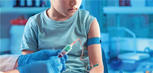 Blutabnahme bei einem Kind: Sind die Leberwerte erhöht? Im Vereinigten Königreich wurden seit Januar dieses Jahres ungewöhnlich viele Hepatitis-Erkrankungen bei Kindern unter 10 Jahren festgestellt.