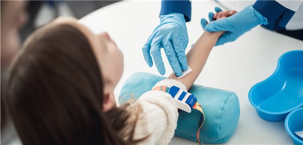 Blutabnahme bei einem Kind: Sind die Serumtransaminasen erhöht?