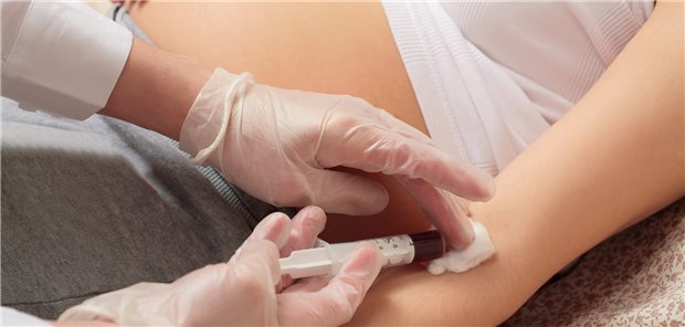 Blutabnahme bei einer Schwangeren: Stimmt das Verhältnis von der löslichen Fms-like Thyrosinkinase-1 (FLT-1) und dem plazentaren Wachstumsfaktor PlGF?