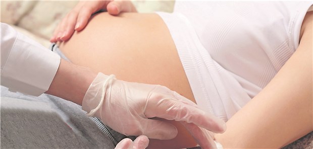 Kind mit Prüfsiegel? Trisomie-Bluttest könnte Präzedenzfall werden Blutabnahme bei einer Schwangeren: Wie weit sollen Tests auf genetische Störungen gehen?