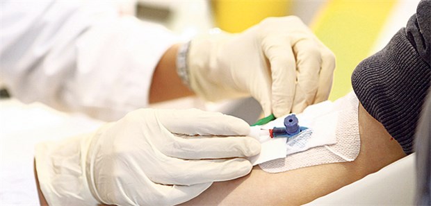 Typ-1-Diabetes früher aufspüren Blutabnahme für die Autoantikörper-Messung zur Frühdiagnostik von Typ-1-Diabetes: Der Autoimmunprozess beginnt meist mit Insulin-Autoantikörpern (IAA).