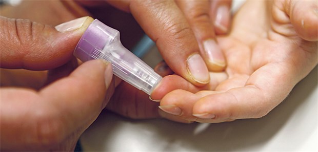 Diagnose vor den ersten Symptomen Blutabnahme mit Spezial-Lanzette in der Fr1da-Studie: Der Test wird anhand weniger, aus dem Finger entnommener Blutstropfen durchgeführt.
