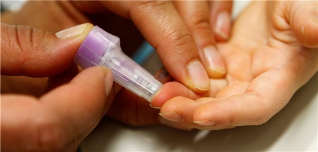 Screening wird auf SARS-CoV-2 ausgedehnt Blutabnahme mit Spezial-Lanzette zur Früherkennung von Typ-1-Diabetes in Bayern. Die Proben sollen jetzt auch auf Antikörper gegen das SARS-CoV-2 untersucht werden.