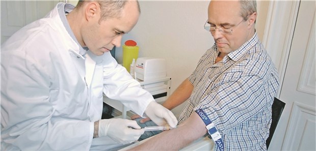 Höherer HbA1c auch im Alter eine Gefahr Blutabnahme zur HbA1c-Messung: Der Zielwert ist individuell anzupassen.