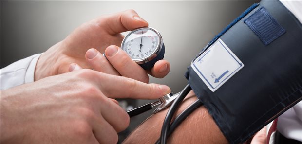 Blutdruck-Check: Bei Hypertonie ließ sich durch die Renale Denervation im Mittel eine signifikant um 6,3 mmHg stärkere Senkung des systolischen Blutdrucks erreichen als mit einer Scheinintervention als Kontrolle.