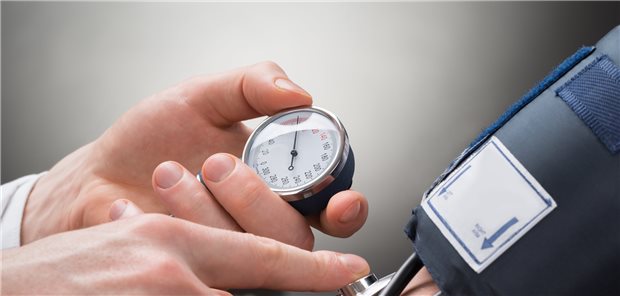 Blutdruck im Griff? Die Leitlinie zum Hochdruckmanagement sieht für die meisten Patienten bereits initial eine Zweierkombi vor.