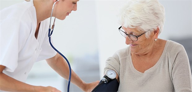 Blutdruck im Zielbereich? Die penible Kontrolle von Risikofaktoren bei Diabetes verringert Morbidität und Mortalität.