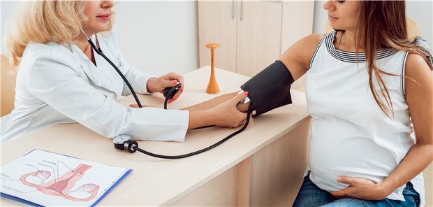 Blutdruck im grünen Bereich? Einer US-Studie zufolge lohnt es sich, schwangere Hypertonikerinnen schon bei leicht erhöhten Blutdruckwerten ab 140/90 und unter 160/110 mmHg zu behandeln.