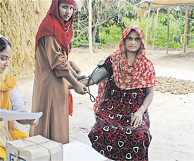 Wie Medizin zu den Armen kommt Blutdruck messen in einem Health Camp von Grameen Kalyan in Bangladesch. Die Kliniken sichern die Basisversorgung auf dem Land.