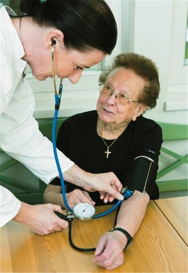 Der Grenzwert von 140 zu 90 mmHg gilt auch für Patienten nach einem Schlaganfall Blutdruck o.k.? Das ist nach den Ergebnissen einer Studie auch bei alten Menschen wichtig.