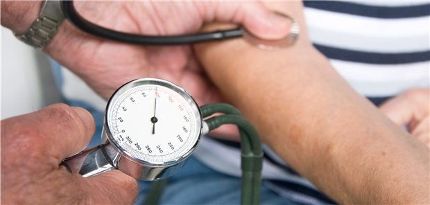 Blutdruck o.k.! Macht ein Blutdrucksenker trotzdem Sinn? Die Ergebnisse einer Metaanalyse dürften hier zu Diskussionen führen.