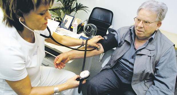 Blutdruck zu hoch? Kommen Hochdruckpatienten mit zwei Wirkstoffen nicht aus, können sie von einer Dreifach-Fixkombination profitieren.