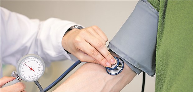 Blutdruckkontrolle: Bei älteren Hypertonikern haben viele Fachgesellschaften eine Negativempfehlung für NSAR ausgesprochen.