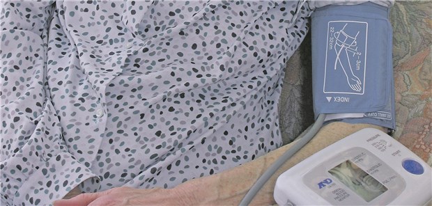 Blutdruckkontrolle: In einer Studie mit über 85-Jährigen war eine antihypertensive Therapie mit erhöhten Sterberaten assoziiert.