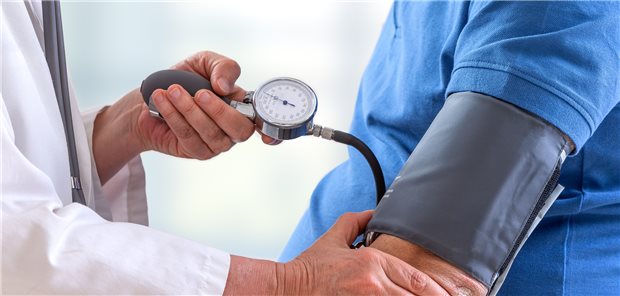 Blutdruckkontrolle: Strategien gegen kardiovaskuläre Risiken werden bei Diabetes offenbar erfolgreich umgesetzt.
