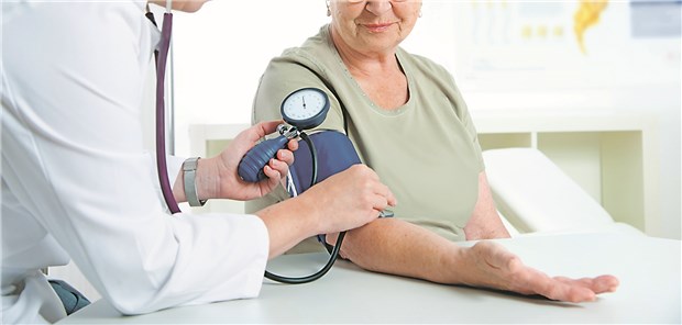 Blutdruckkontrolle: Werte unter 120/80 mmHg lassen sich häufig auch mit intensiver Therapie nur schwer erreichen. (Symbolbild mit Fotomodellen)