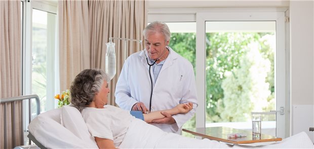 Ein Arzt misst den Blutdruck einer älteren Patientin im Krankenhaus.