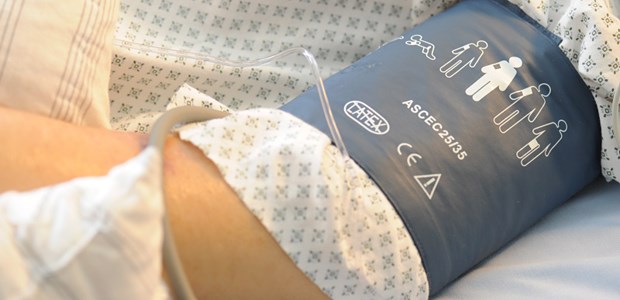 Blutdrucksenkung bringt nichts bei frischem Schlaganfall Blutdruckmanschette im Krankenbett: Beim frischen Schlaganfall scheint die Senkung des Blutdrucks keine positive Auswirkung auf harte Endpunkte zu haben.