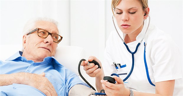 Angst vor der Allgemeinmedizin Blutdruckmessen - für angehende Ärzte kein Problem. Doch nach Meinung von Professor Gerlach fürchten viele die Verantwortung, die sie als Hausärzte übernehmen müssten.