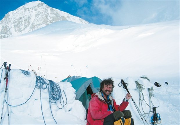 Ein Diabetiker auf den Dächern der Welt Blutdruckmessgerät immer an der linken Hand: Bergsteiger Geri Winkler. © boso