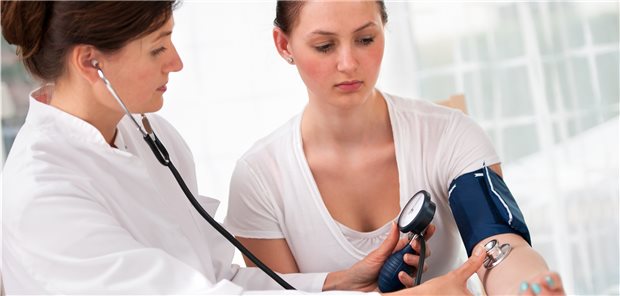 Blutdruckmessung: Bluthochdruck, der im frühen Erwachsenenalter beginnt und über Jahre unbehandelt bleibt, kann erhebliche Schäden an den Nervenverbindungen des Gehirns nach sich ziehen. (Symbolbild mit Fotomodellen)