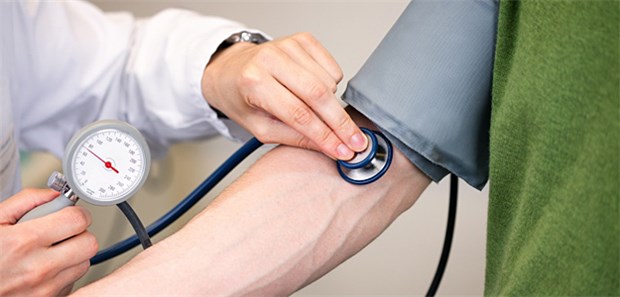 Gut gegen Bluthochdruck Blutdruckmessung: Die Barorezeptor-Aktivierungstherapie wirkt sich positiv auf Bluthochdruck aus.