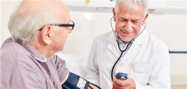 Blutdruckmessung: Durch eine intensive antihypertensive Therapie kann laut einer Metaanalyse unter 200 älteren Menschen mit Hypertonie ein Schlaganfall innerhalb von 1,7 Jahren verhindert werden. (Symbolbild mit Fotomodellen)