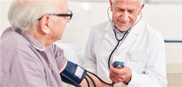 Blutdruckmessung: Eine konsequente Hochdruck-Therapie bis ins hohe Alter ist einer aktuellen Studie zufolge ein wichtiger Teil der Demenz-Prävention.