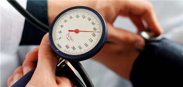 Blutdruckmessung: Für ein erhöhtes Krebsrisiko durch eine medikamentöse Therapie mit Standard-Antihypertensiva fehlt die Evidenz. Eine effiziente Blutdrucksenkung sollte Patienten daher nicht vorenthalten werden.