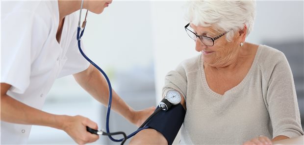 Blutdruckmessung: Für welche älteren Patienten eignet sich eine Senkung des systolischen Blutdrucks auf Werte unter 130 mmHg? 
