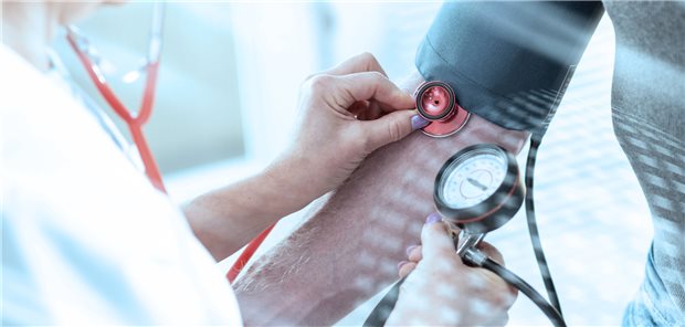 Blutdruckmessung: Nicht wenige Hypertonie-Patienten lassen sich auch durch drei oder mehr klassische Antihypertensiva nicht befriedigend einstellen.
