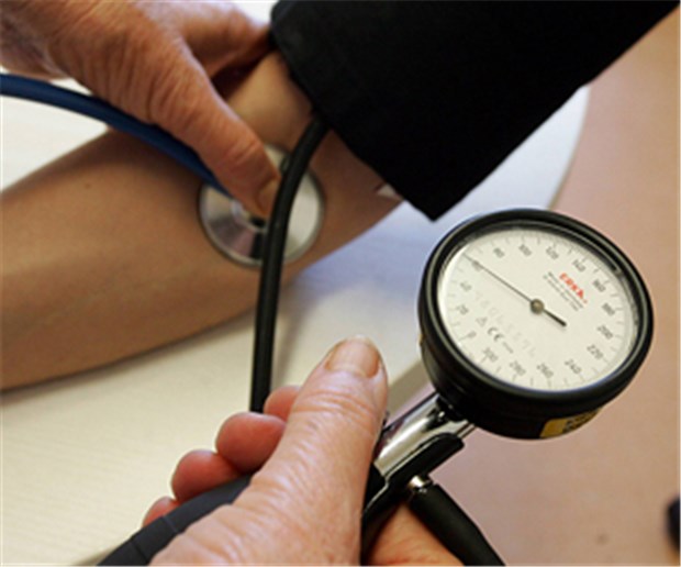 Blutdruck immer an beiden Armen gleichzeitig messen Blutdruckmessung: Optimal ist eine Messung an beiden Armen gleichzeitig.