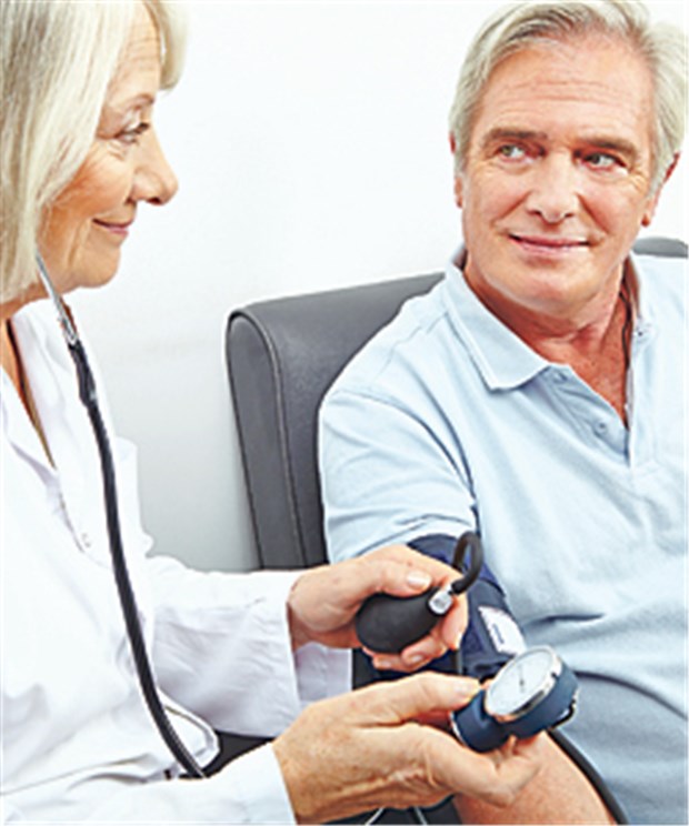 Mit erreichten Etappenzielen nicht zufrieden Blutdruckmessung: Patienten mit Hypertonie benötigen eine strukturierte Versorgung, betont die Hochdruckliga und setzt sich für ein entsprechendes Disease Management Programm (DMP) ein.
