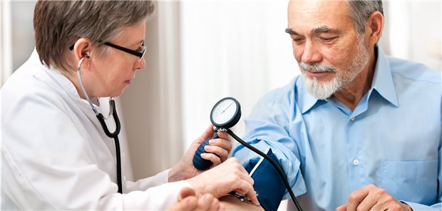 Blutdruckmessung: Unterscheidet sich der Blutdruck von rechtem und linkem Oberarm um mehr als 10mmHg, kann die kardiovaskuläre Mortalität erhöht sein.