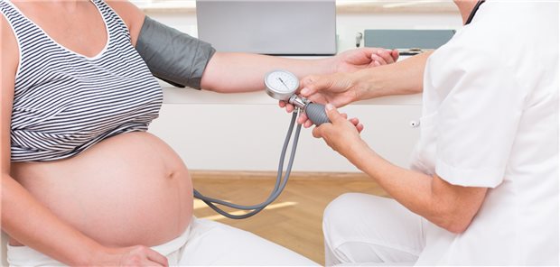 Blutdruckmessung bei einer Schwangeren: Der Schwangerschaftshochdruck gilt als häufige Ursache für Müttersterblichkeit.
