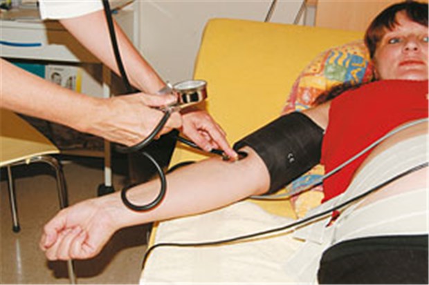 Adipositas erhöht Präeklampsie-Risiko Blutdruckmessung bei einer Schwangeren: Diese Untersuchung gehört zur Diagnostik einer Präeklampsie.