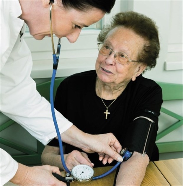 Plädoyer für individuelle antihypertensive Therapie bei Senioren Blutdruckmessung bei einer Seniorin; bereits Gewichtsreduktion und Stressabbau helfen, den Blutdruck zu senken.