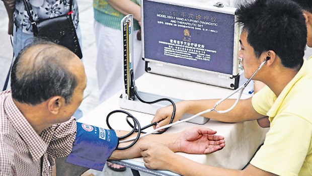 Medizintechnikbranche: Lockruf aus dem Reich der Mitte Blutdruckmessung in einem Park in Peking: Gesundheitsarbeiter sensibilisieren Chinesen für Risikofaktoren.
