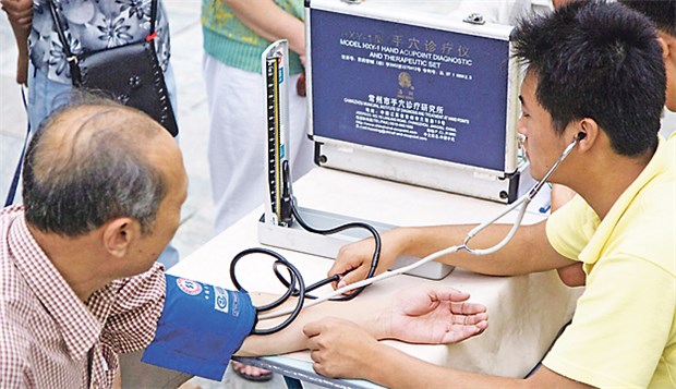 Große Exportchancen in Asien Blutdruckmessung in einem Park in Peking. Die zunehmende Sorge der chinesischen Regierung um den Gesundheitszustand der Bevölkerung kann auch den Absatz deutscher Medizintechnik und -produkte in China beflügeln.