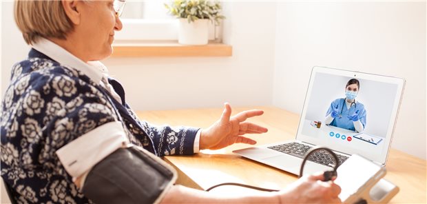 Blutdruckmessung unter telemedizinischer Anleitung: Digitale Angebote haben oft auch den Kontakt zu Therapeuten verbessert.