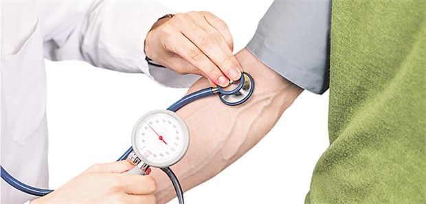 Wie groß ist die Gefahr von Spätfolgen? Blutdruckwerte, die der Arzt misst, sind oft höher als vom Patienten selbst zu Hause gemessene Werte.
