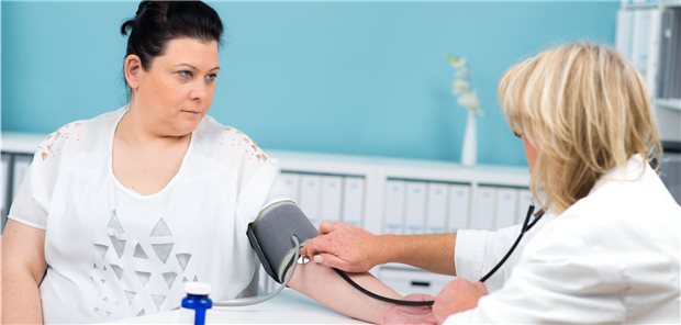 Blutdruckwerte im Lot? Treten Adipositas, Glukosetoleranzstörungen und Hypertonie gemeinsam auf, dann ist auch in jungen Jahren das Sterberisiko bei COVID-19 stark erhöht (Symbolbild mit Fotomodellen).