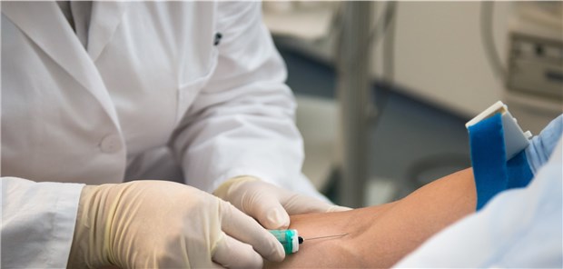 Blutentnahme: Verläuft ein ACS unkompliziert, normalisiert sich der hsCRP-Wert innerhalb von einer Woche wieder.