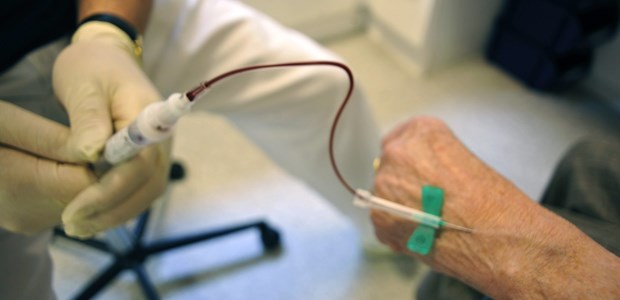 Schärfere Regeln gegen Nadelstichverletzungen Blutentnahmen sind in Arztpraxen Verletzungsrisiko Nummer eins. Und fallen ebenfalls unter die neuen Regeln der Biostoffverordnung.