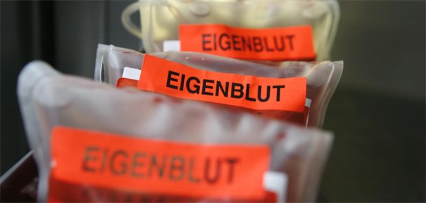 Beutel mit Eigenblut liegen in einem Kühlfach in einem Krankenhaus in Frankfurt