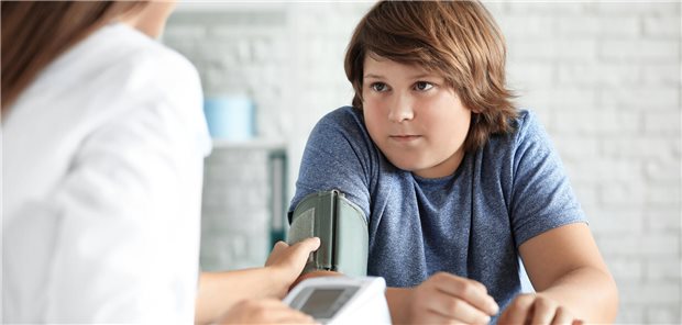 Bluthochdruck betrifft zunehmend auch Kinder und Jugendliche. (Symbolbild mit Fotomodell)