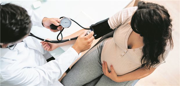 Bluthochdruck während der Schwangerschaft sind ein Alarmsignal für Präeklampsie. Diese wiederum sind ein Risikofaktor für einen späteren Herzinfarkt oder Schlaganfall, so eine Studie.
