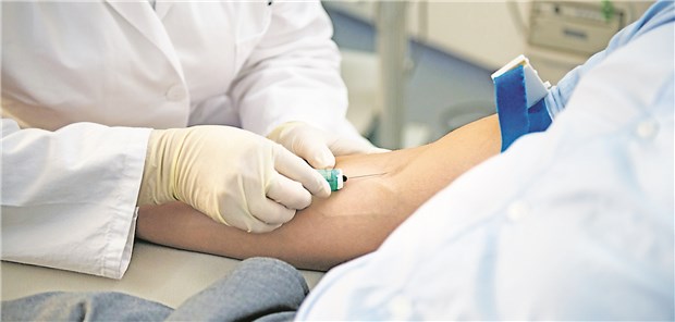 Blutkontrolle: Ein erhöhter Quotient aus Plasmaaldosteron und -renin kann auf einen primären Hyperaldosteronismus hinweisen.