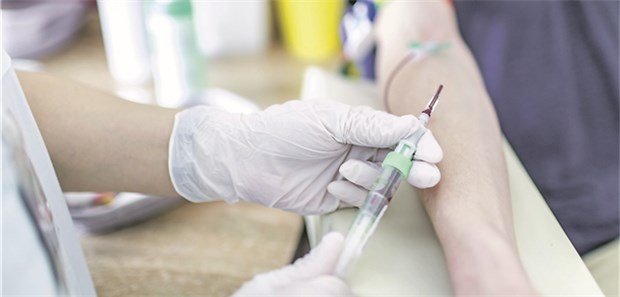 Bestimmt die Darmflora bei Leukämie den Therapieerfolg? Blutkontrolle bei einem Patienten mit Leukämie: Eine ganze Reihe von Faktoren beeinflusst die Entwicklung von Rezidiven bei Patienten, die wegen hämatologischer Neoplasien autologe Stammzelltransplantate erhalten.
